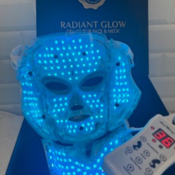 Latoua Mille Radiant Glow LED Face Mask and Neck Device - Picture 10 of 13